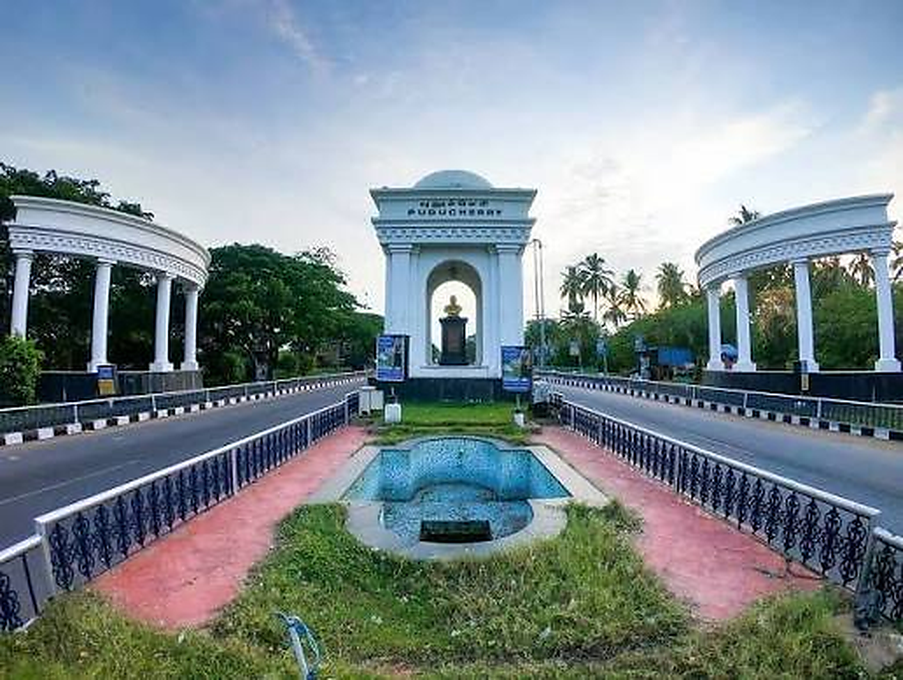 Packers and movers in Pondicherry with moving truck near Pondicherry seafront